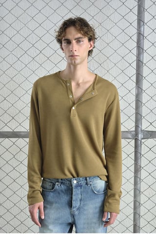 Comfort Fit Långärmad T-shirt med Knappkrage