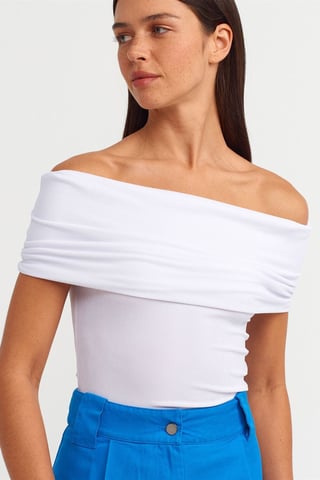 Off-shoulder ribbad figursydd blus