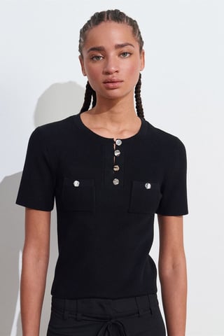 Ribbad stickad blus med knapppdetaljer