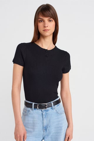 Ribbad kortärmad blus med knappar