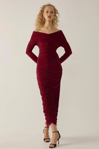 Avskuren axel draperad bodycon maxiklänning