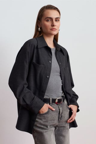 Överdimensionerad långärmad stickad overshirt