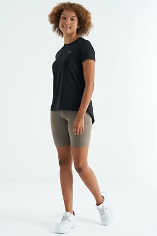 Kvinnors avslappnad t-shirt med rund hals och sidslitsar