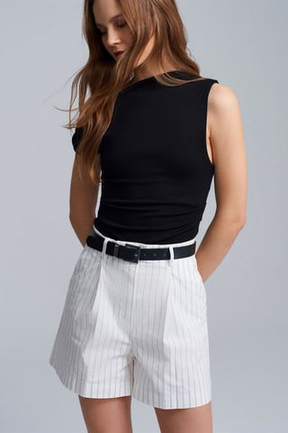 Kvinnors högmidjade randiga shorts med bälte