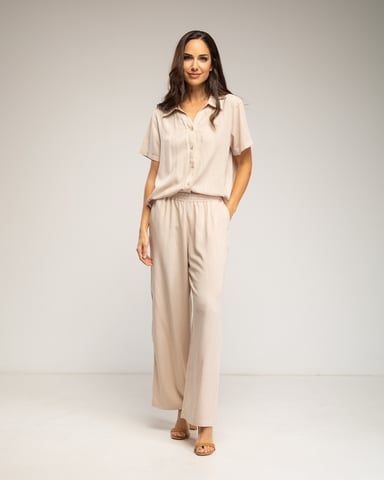 Set of short-sleeved shirt and elastic pants with pockets 