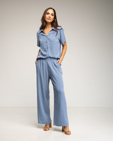 Set of short-sleeved shirt and elastic pants with pockets 
