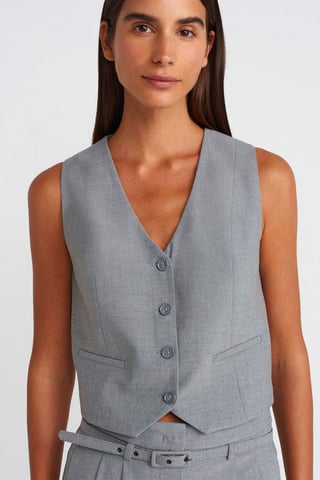 Korte Crepe Gilet Met Knopen Sluiting