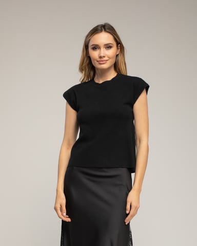 Plain sleeveless knit top with round neckline 
