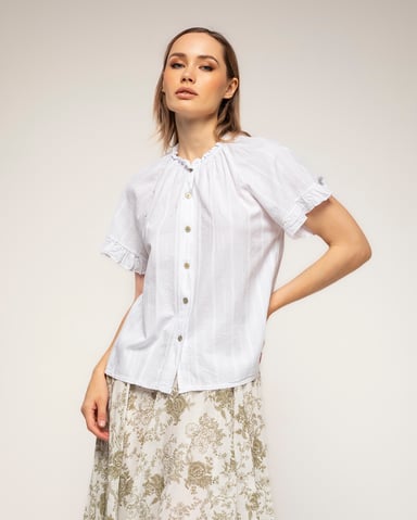 Short-sleeve shirt with a gathered collar, ruffles, and textured fabric