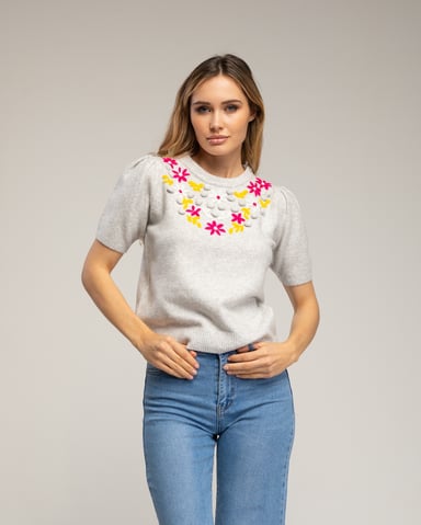 Short-sleeved jumper with embroidered flowers and gathered shoulders