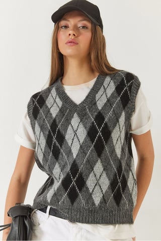 V-Neck Ribbed Knit Sweater Vest with Baklava Pattern