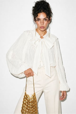 Knappad Crepe Blus med Slipsdetalj