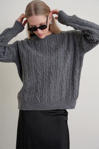 Oversized stickad tröja med hårflätmönster