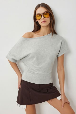 Avskuren axelstickad blus