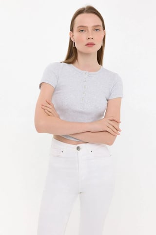 Knappad T-shirt med kort ärm och rund hals