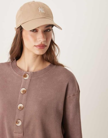 ASOS DESIGN kraftig våfflad långärmad henley-topp i tvättad brunt
