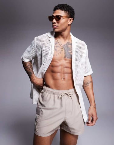 ASOS DESIGN badshorts i kort längd med cargo-fickor i stenbeige