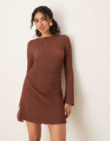 ASOS DESIGN skärning hals texturerad mini klänning med utsvängd ärm i brun