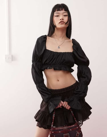 Monki satin rynkad puff långärmad crop top i svart