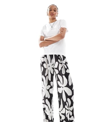 Vero Moda Tall high waist wide leg plisse trouser in tropical conversational print