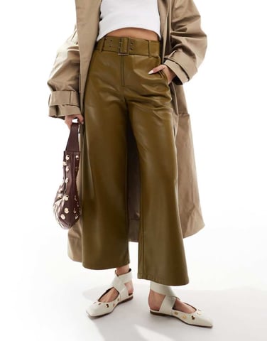 ASOS DESIGN byxor i konstskinn med bälte i khaki