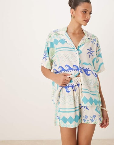 Nobody's Child Jet linen shorts co-ord in white and blue