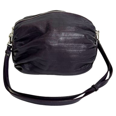 Loewe Plisserad Armbandsväska i Lila Läder