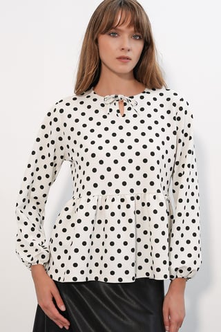 Prickig crepe-blus med knytdetalj