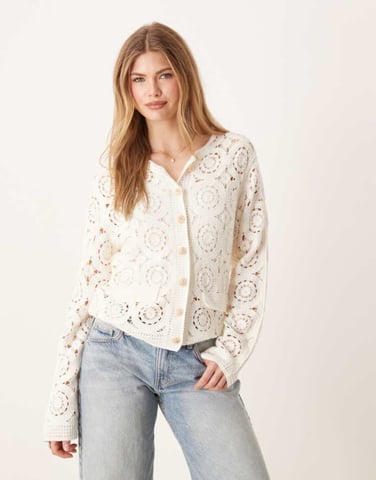YAS cirkel virkad stickad cardigan med detaljer i guldknappar i gräddfärg