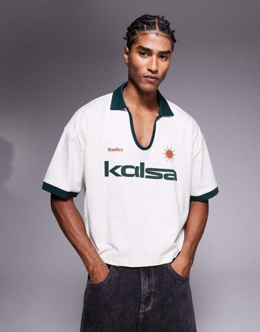 ASOS DESIGN kortärmad oversized polo med bröstbroderi och kontrasterande krage i krämfärg