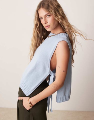 ASOS DESIGN stickad tabardväst med rund hals och knytningar i ljusblått