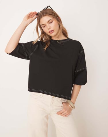 ASOS DESIGN boxy crop t-shirt med kontrastsöm i svart