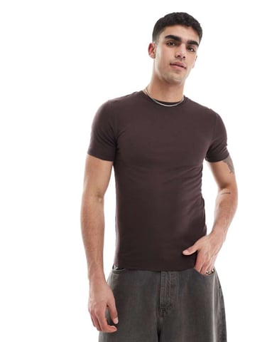 ASOS DESIGN Essentials muskelpassform t-shirt i brun