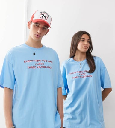 COLLUSION Unisex blue t-shirt with red slogan print