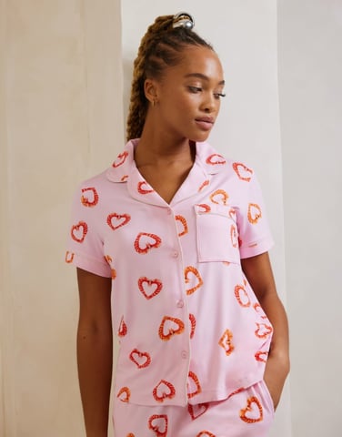Chelsea Peers poly short sleeve revere and short set in heart print
