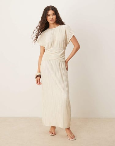 ASOS DESIGN plisserad ärmlös maxiklänning med snurrad front i smörkräm