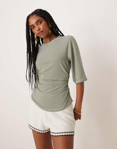 ASOS DESIGN randig insvängd t-shirt i grön
