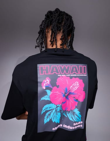 Alpha t-shirt med blommönster på baksidan i svart