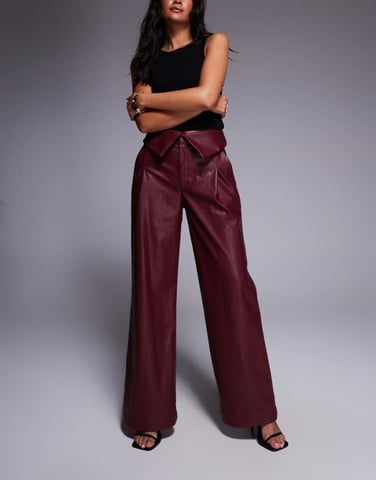 ASOS DESIGN läderliknande vida byxor med vikbar midja i burgundy