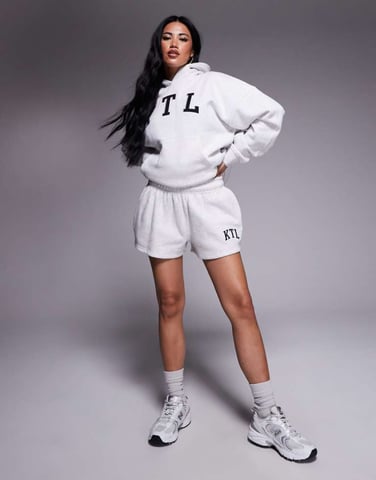 Kaiia bomullsblandning broderade KTL-logotyp sweatshorts co-ord i ljusgrå melangé