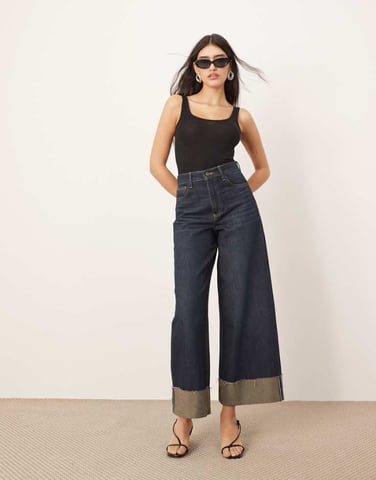 ARRANGE Parker jeans med hög midja i indigo, slouchy och uppvikt.