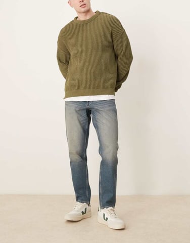 ASOS DESIGN tapered jeans i mellan tvätt