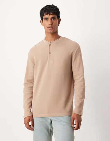 ASOS DESIGN avslappnad långärmad t-shirt med henley-hals i beige våffel