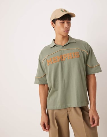 ASOS DESIGN boxy oversized polo med stadstryck i khaki