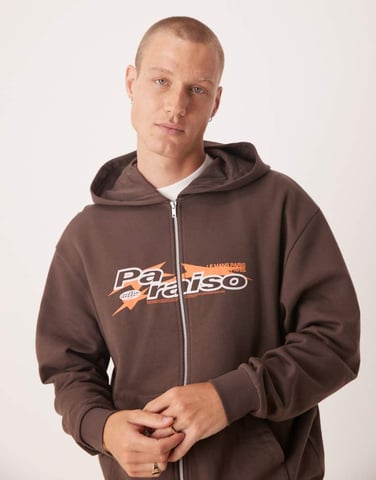 ASOS DESIGN zip-up hoodie med sportig tryck i brunt