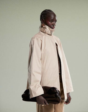 & Other Stories kort trenchjacka med remkrage i beige