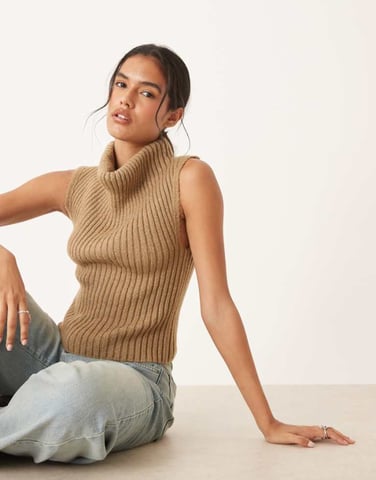 ASOS DESIGN stickad linnen med draperad halsringning i mocha