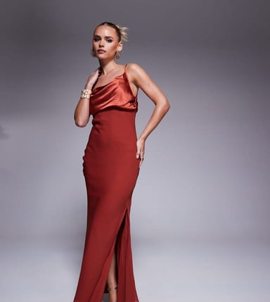 ASOS DESIGN Petites satinchiffonmix draperad maxiklänning med en axel i bränd röd