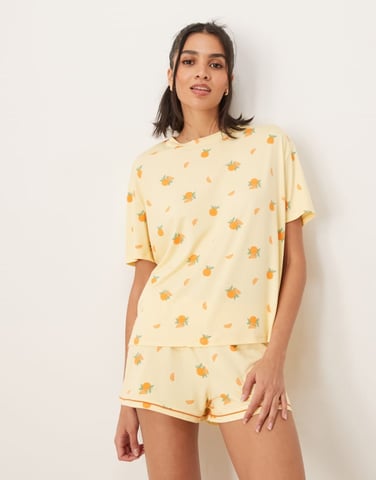 Urban Threads oversized pyjamaset med topp och shorts i frukttryck