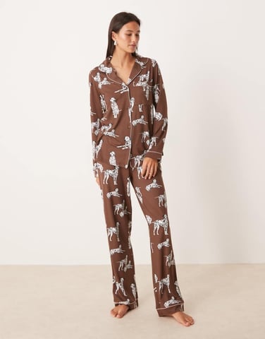 Chelsea Peers Exklusiv Dalmatiner långärmad pyjamasset med revers och byxor i chokladbrun